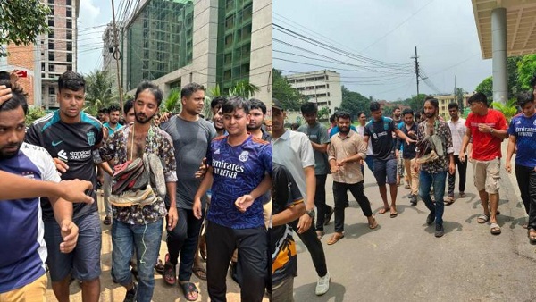 ক্যাম্পাসে ছাত্রলীগ নেতাকে জুতার মালা পরিয়ে ঘোরালেন শিক্ষার্থীরা