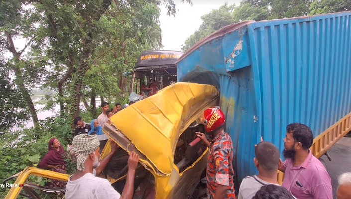 মোল্লাহাটে বাস-কাভার্ড ভ্যানের সংঘর্ষে নিহত ১, আহত ১০