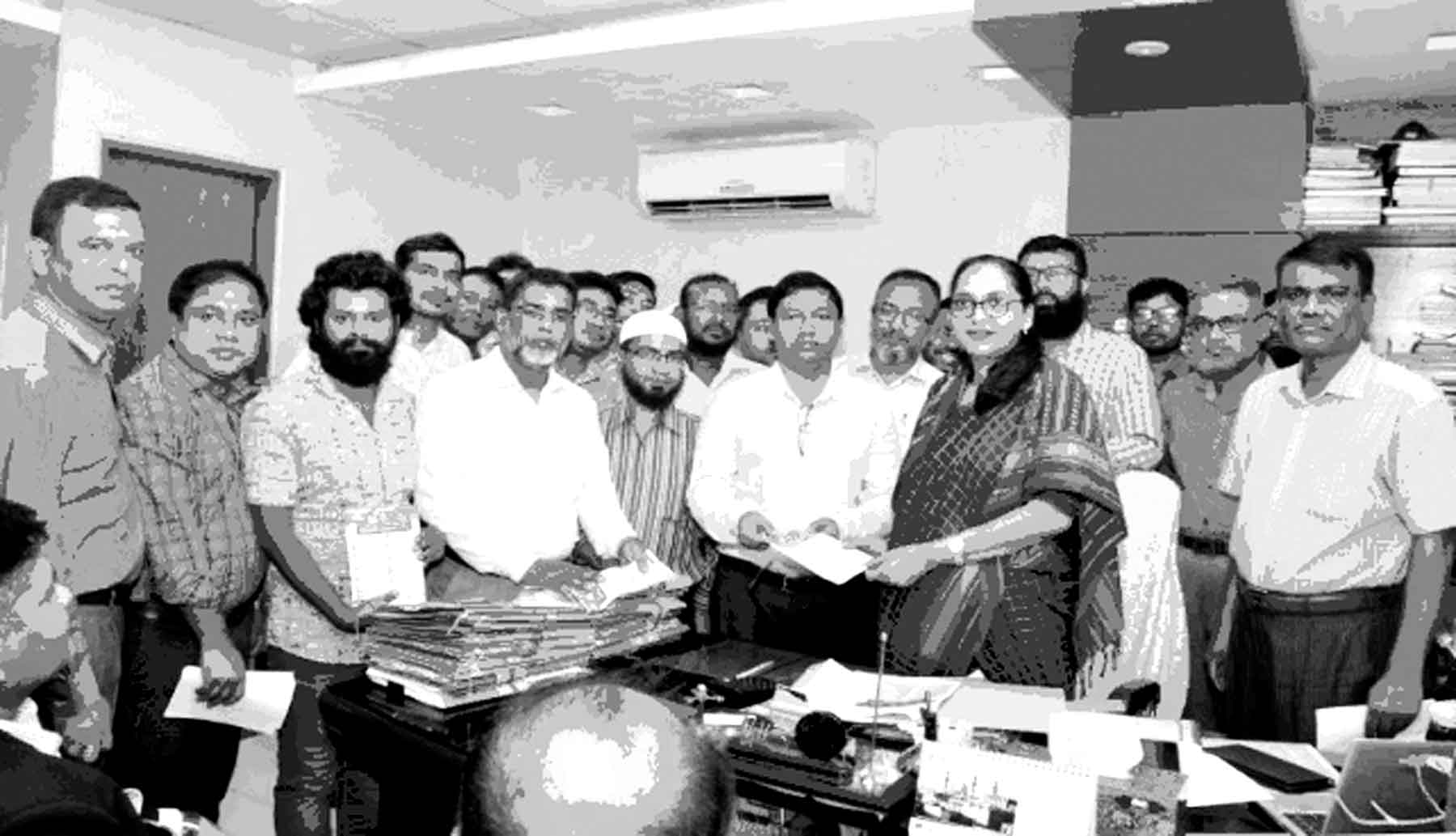 তারেক রহমানের ৩১ দফার রাষ্ট্র কাঠামো মেরামতের লিফলেট বিতরণ