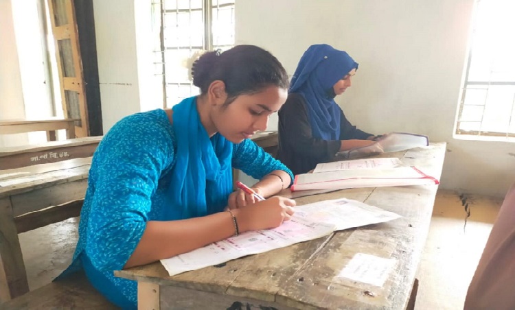 বাবার লাশ বাড়িতে রেখে পরীক্ষায় বসলেন মেয়ে