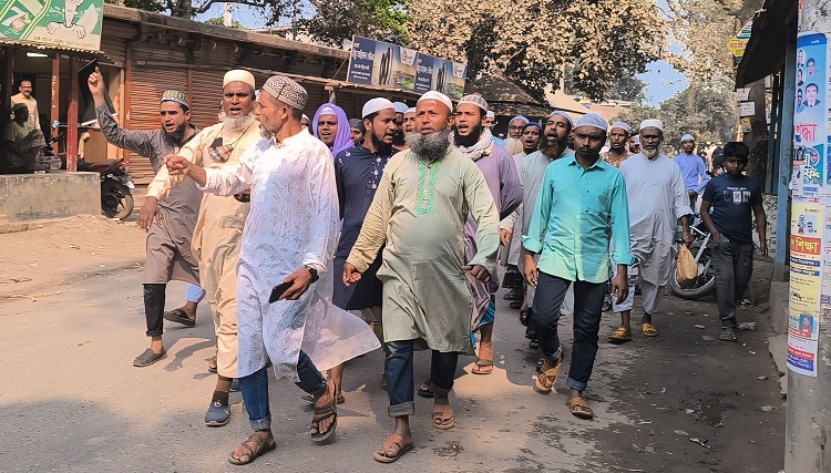 সলঙ্গায় বই মেলায় অশ্লীল নৃত্য বন্ধের দাবিতে মুসল্লিদের বিক্ষোভ