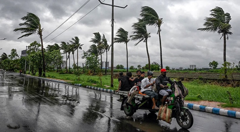 রাত ১ টার মধ্যে ৬০ কিমি বেগে ঝড়ের আভাস