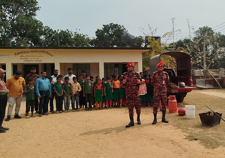 নানিয়ারচরে ভিডিপি ও ফায়ার সার্ভিসের প্রশিক্ষণ বিষয়ক যৌথ মহড়া