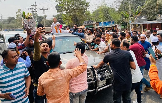 শ্রীপুরের মহাসড়কে স্বরাষ্ট্র প্রতিমন্ত্রী লুৎফুজ্জামান বাবরকে ফুলেল শুভেচ্ছা