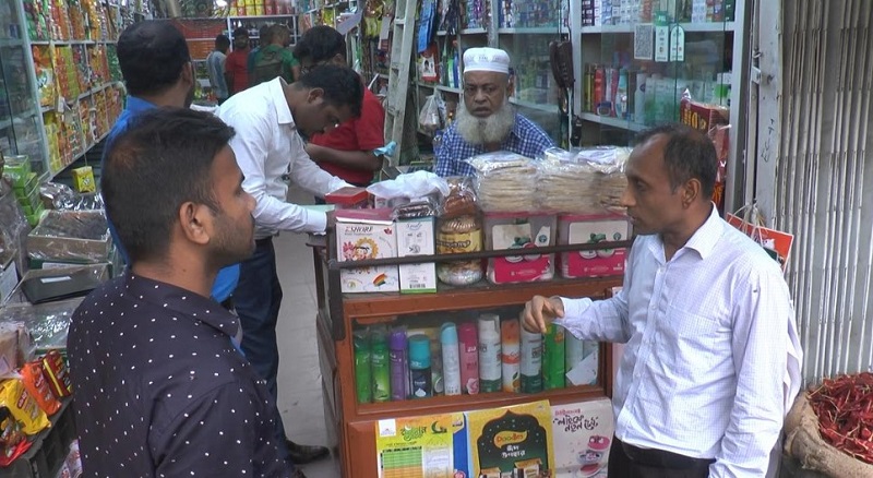 গোপন গুদামে তেলের সাম্রাজ্য ২ দোকানিকে জরিমানা