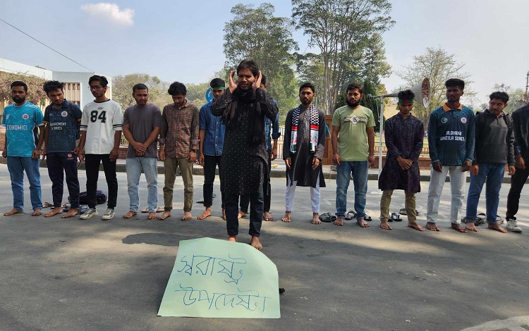 পদত্যাগ চেয়ে স্বরাষ্ট্র উপদেষ্টার গায়েবানা জানাজা পড়লেন রাবি শিক্ষার্থীরা