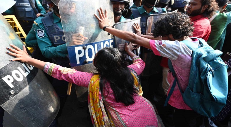 পুলিশের বাধার মুখে শিক্ষার্থীদের পদযাত্রা