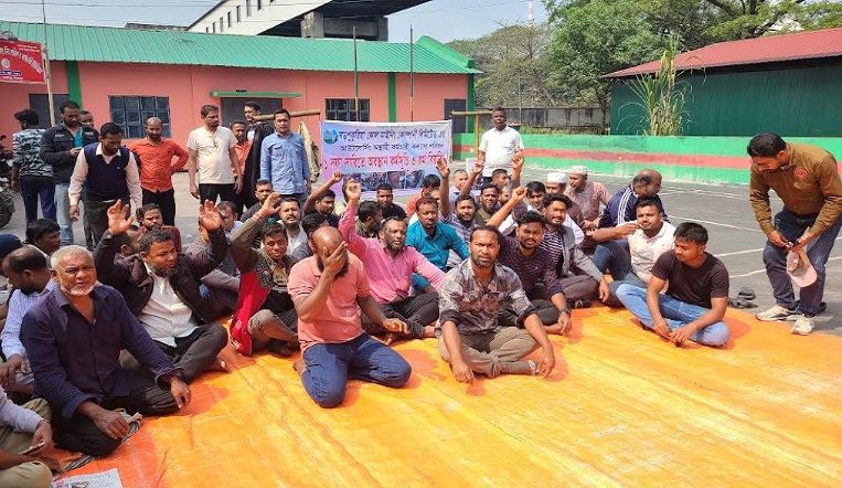 বড়পুকুরিয়া কয়লা খনিতে আউটসোর্সিং কর্মচারীদের কর্মবিরতি