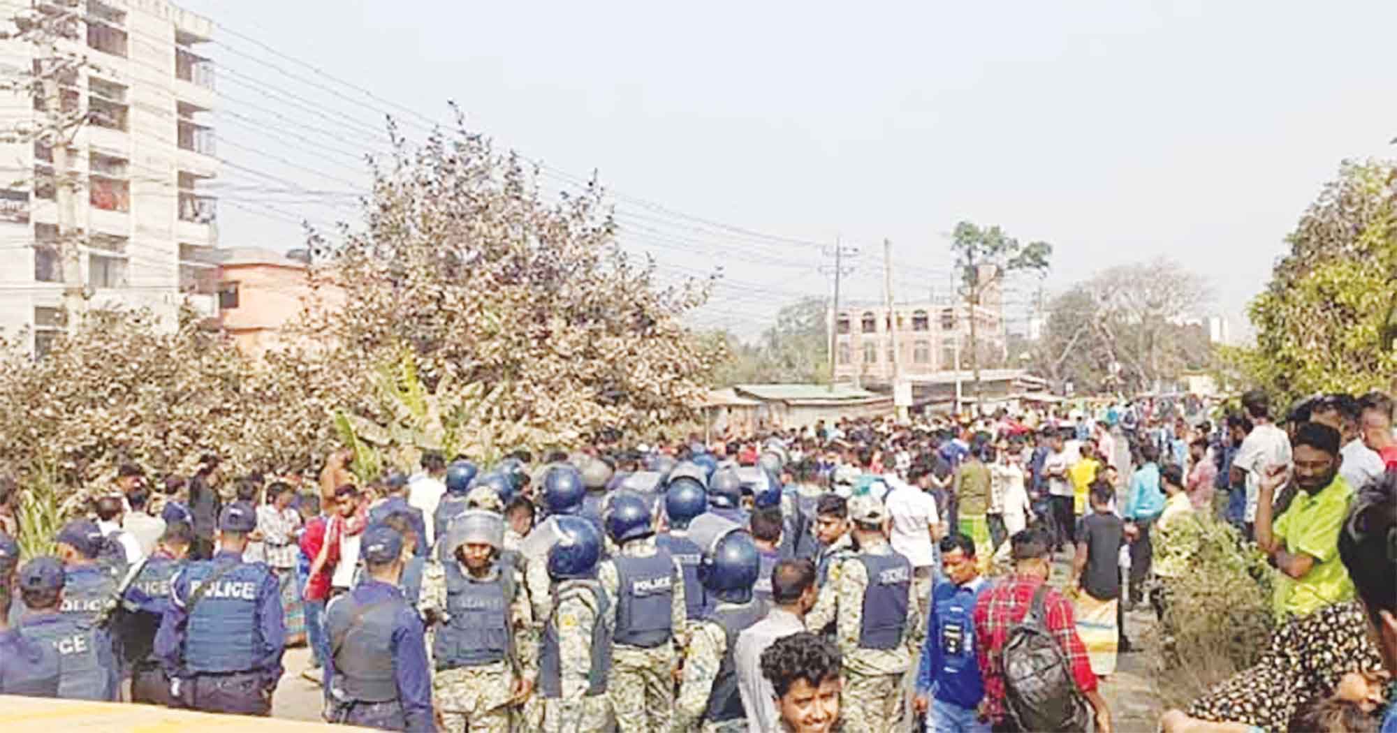 আশুলিয়ায় নারী শ্রমিক নিহত প্রতিবাদে সড়ক অবরোধ