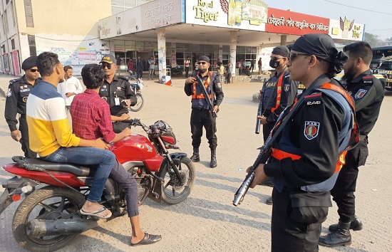 নোয়াখালীতে র‍্যাবের রোবাস্ট পেট্রোলিং, চেকপোস্ট বসিয়ে তল্লাশি