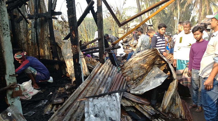 পিরোজপুরে অগ্নিকাণ্ডে ১১ দোকান ভষ্মিভূত