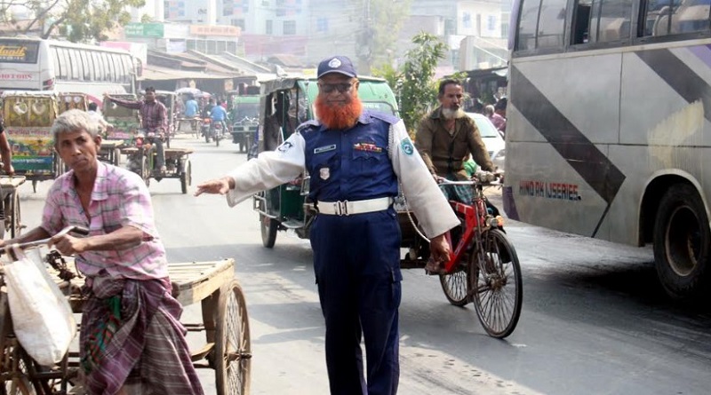  দির্ঘ ২২ বছরপর ফুলবাড়ীর রাস্তায় ট্রাফিক পুলিশ দায়িত্ব পালন