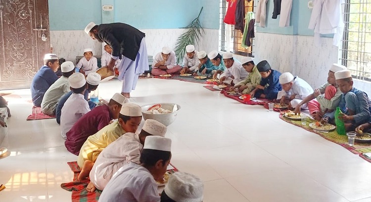 ঝিনাইদহে দুই টাকায় দুপুরের খাবার পাচ্ছে ৫০ এতিম শিশু