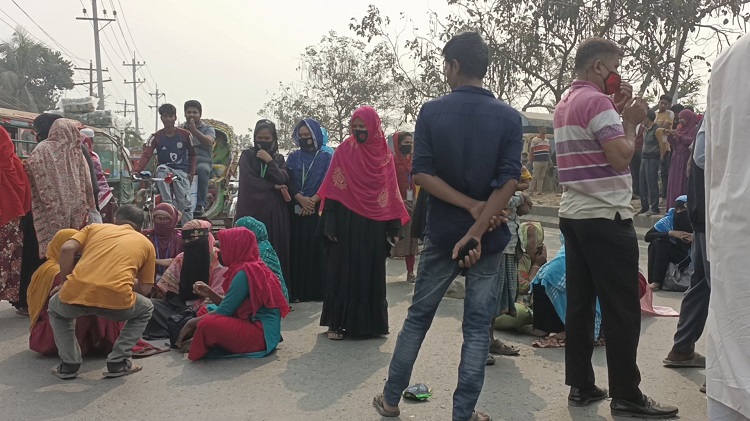 বেতনের দাবিতে গার্মেন্টস শ্রমিকদের মহাসড়ক অবরোধ