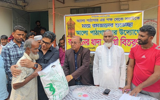 বরুড়ায় কেমতলী আলো পাঠাগার কর্তৃক ইফতার সামগ্রী বিতরণ