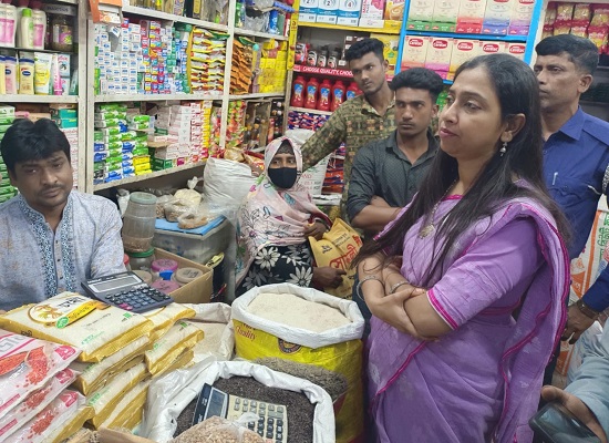 ইউএনওকে দেখে দোকান বন্ধ করে পালালেন মুদি দোকানিরা