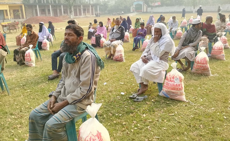 ধামইরহাটে ইফতার সামগ্রী বিতরণ