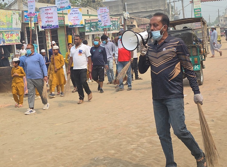 ঝাড়ু হাতে রাস্তায় নামলেন বিএনপি নেতারা