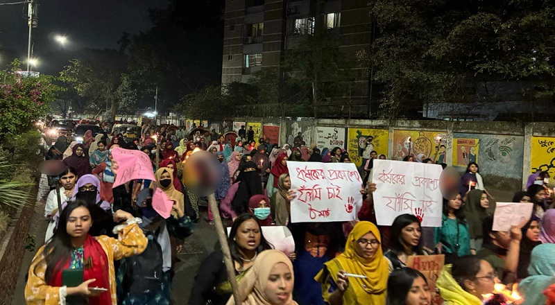 ধর্ষণের শাস্তি মৃত্যুদণ্ডের দাবিতে ঢাবি ছাত্রীদের মশাল মিছিল