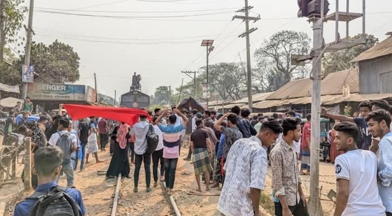 গফরগাঁওয়ে এইচএসসির ফরম পূরণে অতিরিক্ত ফি আদায়ে শিক্ষার্থীদের বিক্ষোভ 