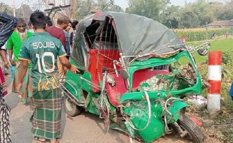 ময়মনসিংহে ট্রাক-সিএনজি সংঘর্ষে নিহত ৩ 