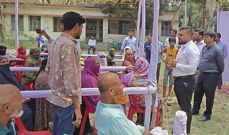 গাজীপুরে লাইনে দাঁড়িয়ে সুলভ মূল্যে পণ্য কিনছে মানুষ