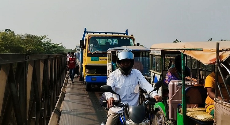 মুন্সীগঞ্জের কুন্ডের বাজার ব্রীজে তীব্র যানজট