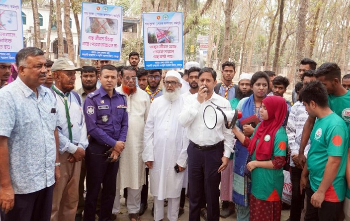 শেরপুরে জেলা প্রশাসকের গাছ সুরক্ষায় পেরেক অপসারণ কর্মসূচি 