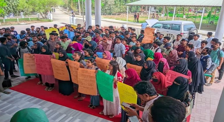 রাতে প্রভোস্টের পদত্যাগ দাবি, সকালে পাল্টা দবিতে শিক্ষার্থীদের আন্দোলন