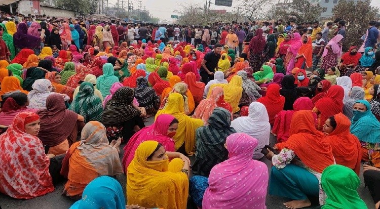 গাজীপুরে গার্মেন্টস শ্রমিকদের দেড়ঘন্টা মহাসড়ক অবরোধ