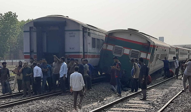 রাজশাহী স্টেশনে দুই ট্রেনের সংঘর্ষ