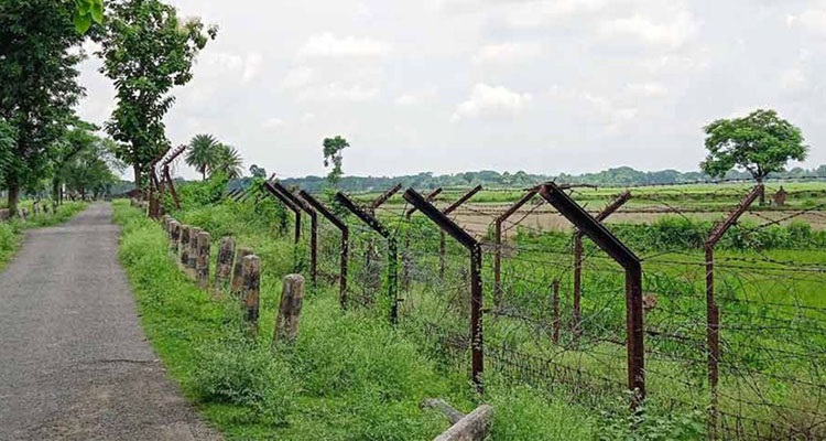 ফুলবাড়ী সীমান্তে বিএসএফ’র বেড়া নির্মাণে বিজিবির বাধা