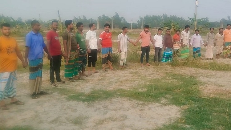 টঙ্গীবাড়ীতে খাস জমি ও মাঠ পুনরুদ্ধারের দাবিতে মানববন্ধন