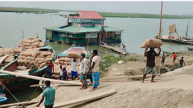 টঙ্গিবাড়ীতে খাস কালেকশনের নামে লাখ লাখ টাকা হাতিয়ে নেওয়ার অভিযোগ 