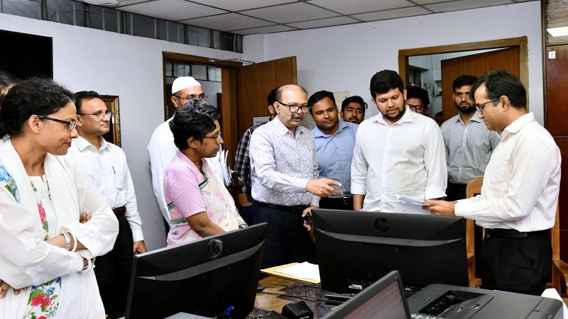 আইন-বিধি মেনে কাজের গতি বাড়ানোর তাগিদ তথ্য উপদেষ্টার   