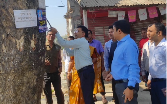 নীলফামারীতে পেরেক অপসারণ করে গাছ সুরক্ষা কর্মসূচির উদ্বোধন করলেন ডিসি