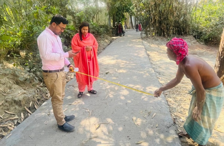 রাতে সড়ক ঢালাই, ভিডিও করায় ক্ষেপলেন যুবদল নেতা