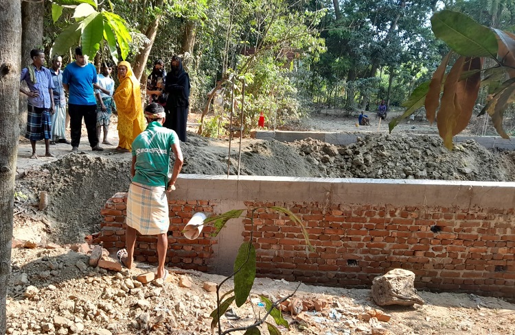 হাটহাজারীতে ভিপি সম্পত্তিতে নির্মিত স্থাপনা ভেঙে দিল প্রশাসন