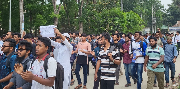 মাভাবিপ্রবি শিক্ষার্থীদের বিক্ষোভ